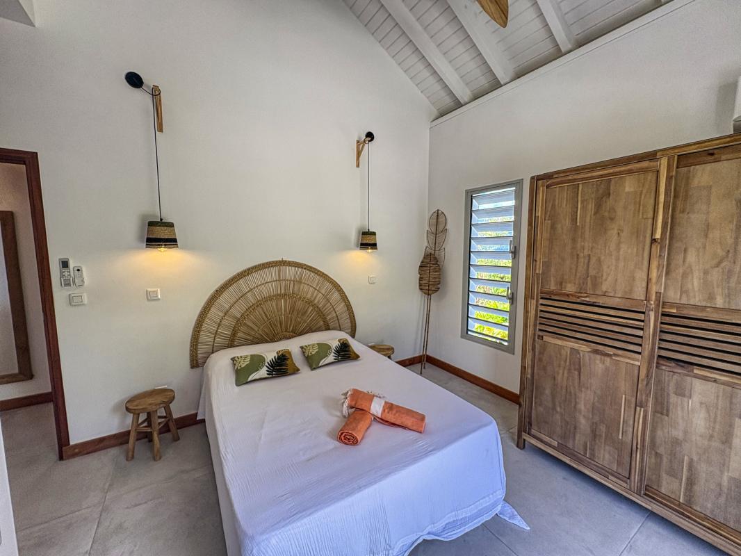 30.Location villa piscine Saint François Guadeloupe_Chambre 2 vue jardin